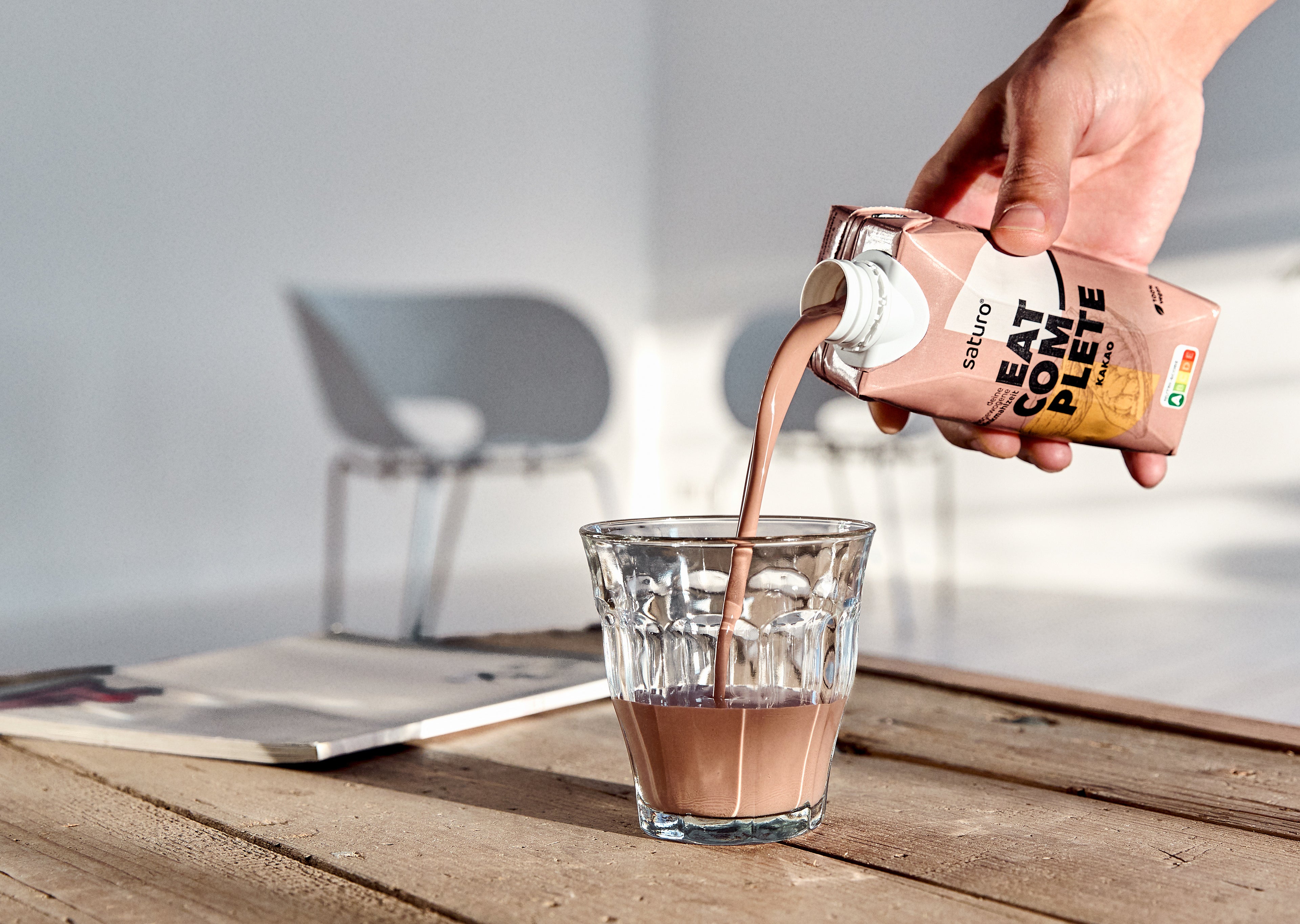 Trinkmahlzeit Schokolade in Glas füllen