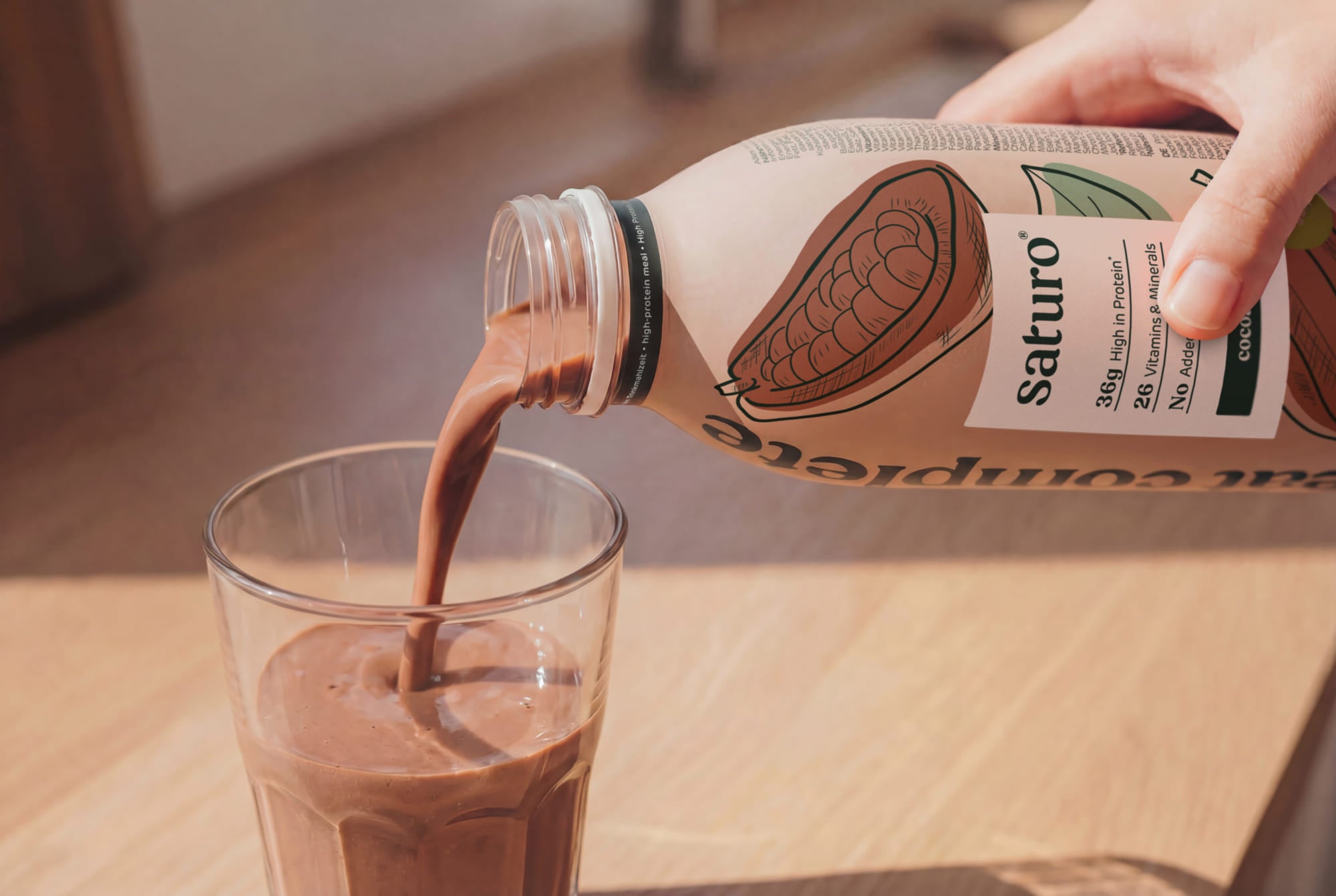 Saturo Trinkmahlzeit wird ins Glas geleert